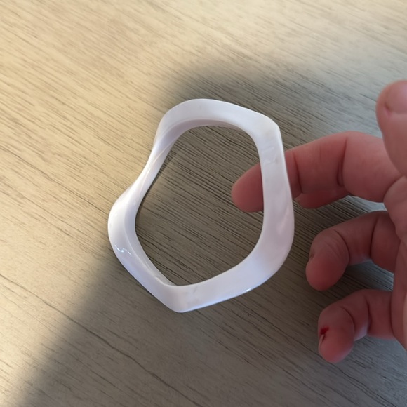 Vintage Plastic Bangle Bracelet, White, Curvy, Retro, Boho - Picture 5 of 7